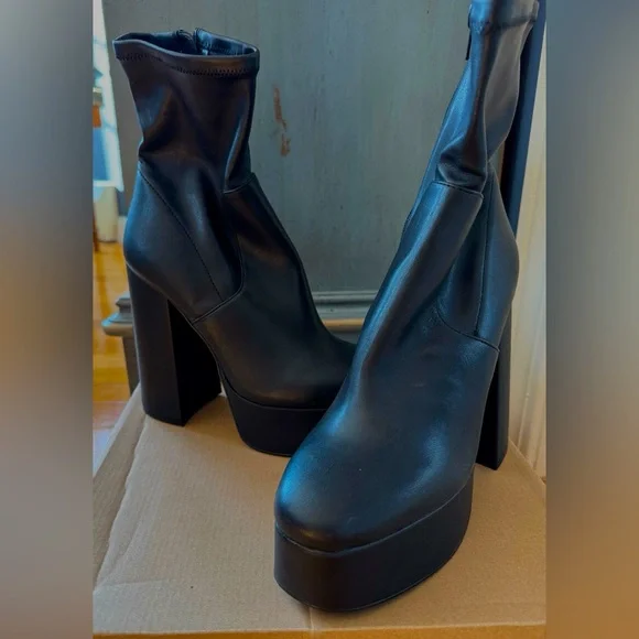 Steve Madden: Hoopla Ankle Boots - Picture 3 of 3
